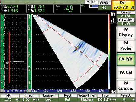 ディスプレイに表示された、フェイズドアレイ機能による検査対象物の超音波検査中の様子