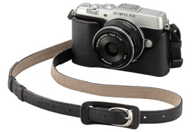 本革ボディージャケット（ブラック） ＋ 本革ショルダーストラップ　「CSS-S109LLII」（ブラック） ＋ OLYMPUS PEN E-P5（シルバー）