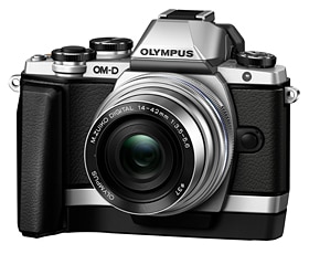 「OM-D E-M10」（シルバー）+「M.ZUIKO DIGITAL ED 14-42mm F3.5-5.6 EZ」+専用グリップ「ECG-1」