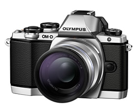 「OM-D E-M10」＋「M.ZUIKO DIGITAL 25mm F1.8」に「MCON-P02」の装着イメージ