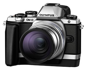 「OM-D E-M10」＋「ECG-1」＋「M.ZUIKO DIGITAL ED 14-42mm F3.5-5.6EZ」に「MCON-P02」の装着イメージ