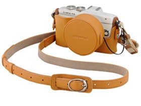 「OLYMPUS PEN E-PL7」（ホワイト）＋本革レンズジャケット「LC-60.5GL」＋本革ボディージャケット「CS-45B」＋本革ネックストラップ「CSS-S109LLII」