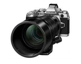 「OM-D E-M1（シルバー）」に「M.ZUIKO DIGITAL ED 40-150mm F2.8 PRO」専用フード「LH-76」を装着したイメージ