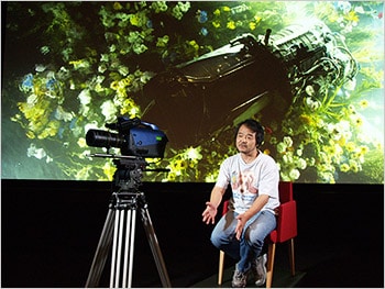 総合演出　押井守監督と、オリンパス800万画素デジタル動画カメラ「SH-880TM」