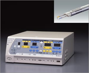高周波焼灼電源装置「UES-40S」と当社レゼクトスコープと組み合わせた専用電極（右上）