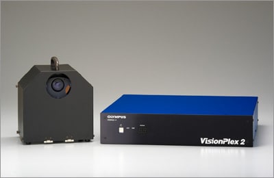 自動画像補正システム「ビジョンプレックス2プロセッサー」（右）と、「ビジョンプレックス2カメラ」（補正データ撮影用）