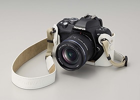 本革カメラケースCS-8HWT（ホワイト）ボディージャケット 正面(別売　E-410本体＋ショルダーストラップ　　CSS-S102L）