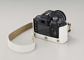 本革カメラケースCS-8HWT（ホワイト）ボディージャケット 背面（別売　E-410本体＋ショルダーストラップ　　CSS-S102L）