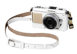 本革ボディージャケット「CS-10BWT」（ホワイト）と本革ショルダーストラップ「CSS-S109LLWT」（ホワイト）を「E-P1」、「M.ZUIKO DIGITAL 17mm F2.8」に組み合わせたイメージ