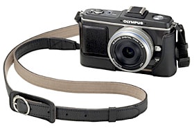 左記ショルダーストラップとボディージャケットを「E-P2」、「M.ZUIKO DIGITAL 17mm F2.8」に組み合わせたイメージ