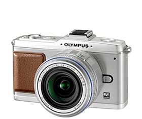 「OLYMPUS PEN E-P2」（シルバー）「M.ZUIKO DIGITAL ED 14-42mm F3.5-5.6」（シルバー）装着時