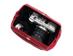 ソフトカメラケースCS-19SF RED（レッド）にM.ZUIKO DIGITAL ED 9-18mm F4.0-5.6、レンズフードLH-55Bを装着したOLYMPUS PEN Lite E-PL1と電子ビューファインダーVF-2を収納したイメージ　