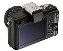 コミュニケーションユニット「OLYMPUS PENPAL PP-1」を「OLYMPUS PEN Lite E-PL2」に取り付けたイメージ