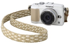 ショルダーストラップ「CSS-S114」を「OLYMPUS PEN Lite E-PL2」に取り付けたイメージ