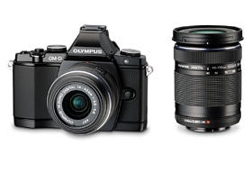 「OLYMPUS OM-D E-M5 ダブルズームキット」（カメラ本体色　ブラック）