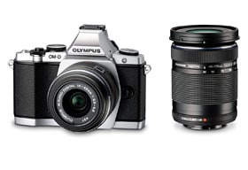 「OLYMPUS OM-D E-M5 ダブルズームキット」（カメラ本体色　シルバー）