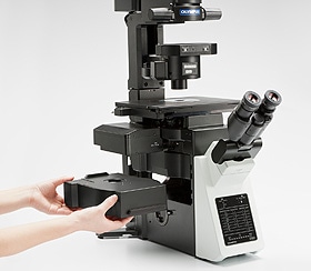 倒立型リサーチ顕微鏡「IX83」（デッキユニット挿入時の画像）