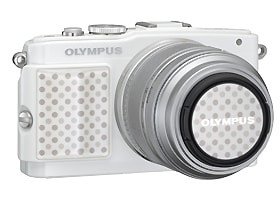 プレミアムカメラグリップ 「MCG-3PR」とプレミアムレンズキャップ 「LC-37PR」を「OLYMPUS PEN Lite E-PL5」に取り付けたイメージ