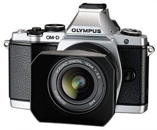 「M.ZUIKO DIGITAL ED 12mm F2.0 （ブラック）」に金属レンズフード「LH-48（ブラック）」を取り付け、「OLYMPUS OM-D E-M5」と組み合わせたイメージ