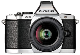 OLYMPUS OM-D E-M5 （左：シルバー ／ 右：ブラック）+ M.ZUIKO DIGITAL ED 12-50mm F3.5-6.3 EZ