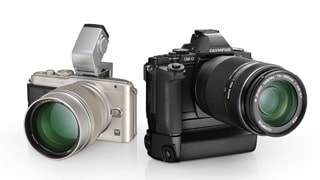 （左）「OLYMPUS PEN E-PL5」（シルバー）＋｢M.ZUIKO DIGITAL ED 75mm F1.8」＋電子ビューファインダー「VF-3」（右）「OLYMPUS OM-D E-M5」（ブラック）＋「M.ZUIKO DIGITAL ED 75－300mm F4.8-6.7II」＋パワーバッテリーホルダー「HLD-6」