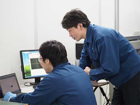 生産技術開発職の魅力製品開発から製造までのものづくりに関わり、全製品を支える生産技術開発に挑む